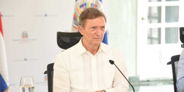 Canciller de RD evalúa alternativas para evitar impacto económico por deportaciones de haitianos