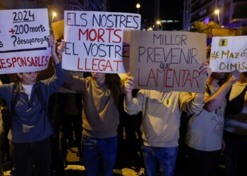 Manifestantes en Valencia vandalizan Ayuntamiento y exigen dimisión de Mazón