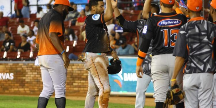 Toros rompen mala racha con remontada sobre los Gigantes