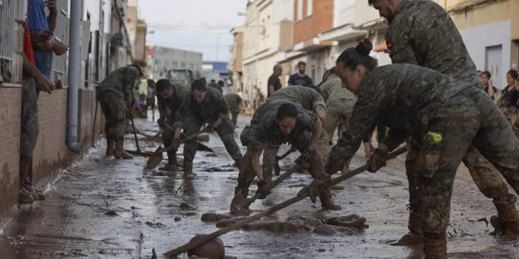 Gobierno español despliega 5,000 militares en Valencia para enfrentar crisis por DANA