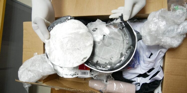 Descubren cocaína oculta en sartenes enviados a Alemania