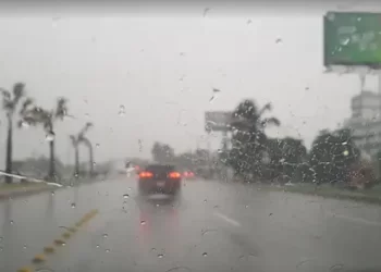 Vaguada y onda tropical generan lluvias intensas y tronadas en el país