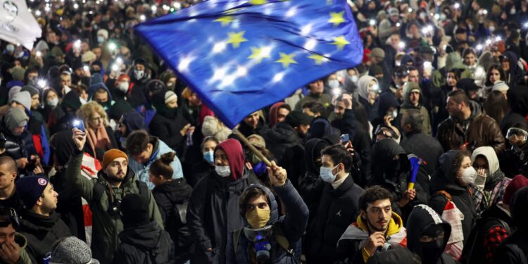 Continúan las protestas masivas en Georgia por congelamiento de negociaciones con la UE 
