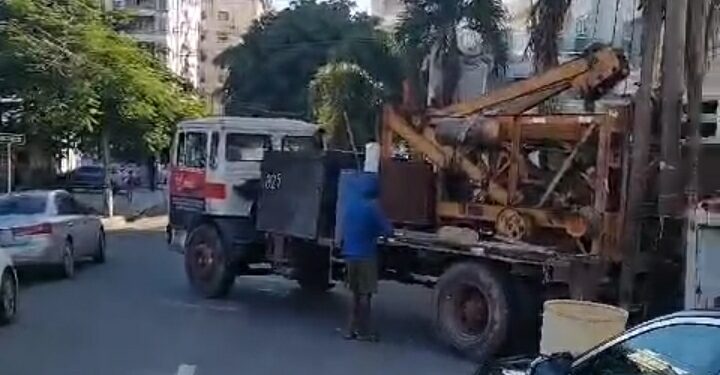 Individuos bloquean paso en la calle Pdte González; atribuyen permiso a Carolina Mejía 