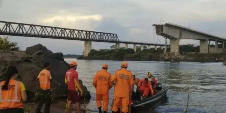 Suben a ocho los muertos por colapso de puente en Brasil
