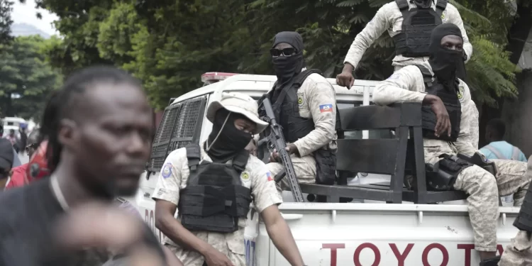 Policía haitiana captura pandilleros y ocupa armas en Cité Soleil