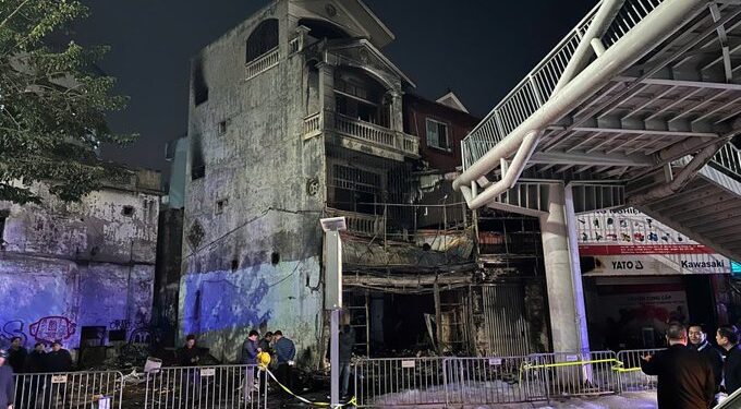Once fallecidos y siete heridos en incendio provocado en bar de karaoke en Vietnam