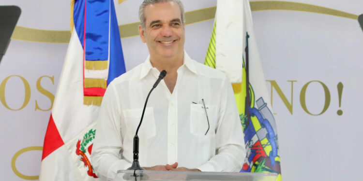Presidente Abinader garantiza 100% de cobertura médica a militares pensionados