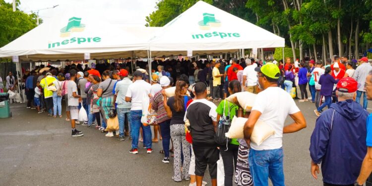 Más de 70 mil beneficiados en feria del Inespre en Azua