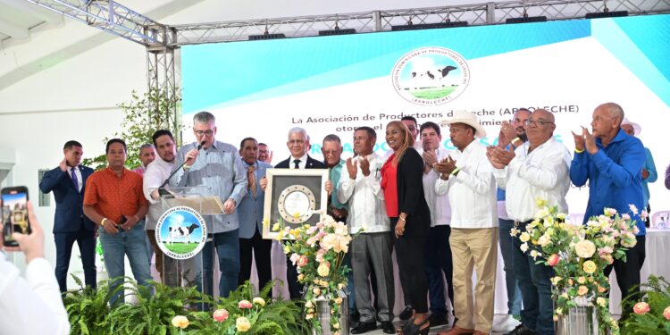 Ricardo de los Santos es reconocido por su apoyo al sector agropecuario