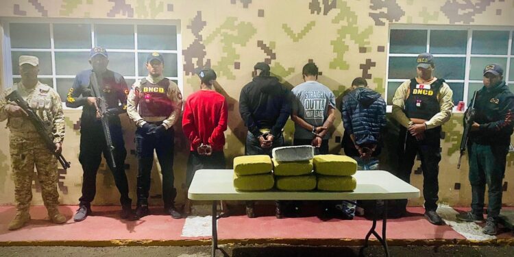 Detienen a cuatro hombres con 70 libras de marihuana en Pedernales