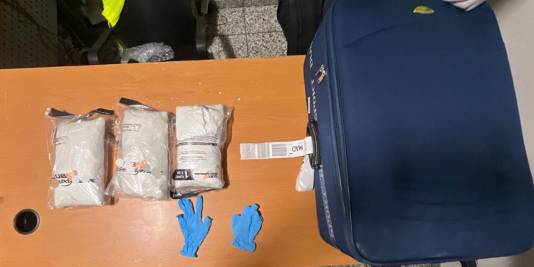 Detienen dominico-español con tres paquetes de cocaína en el AILA