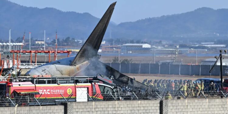 Avión con 175 personas se estrella en Corea del Sur, deja 28 muertos