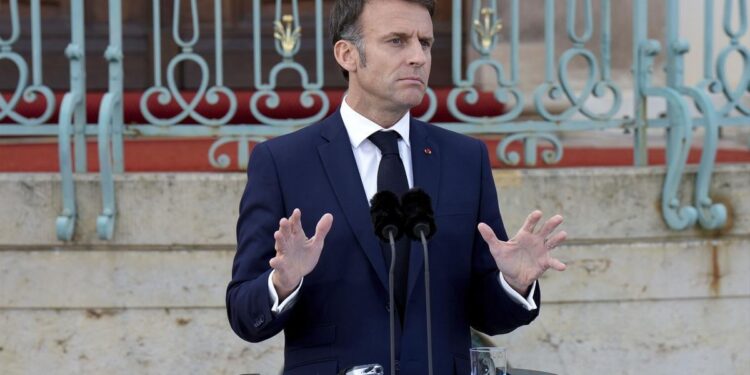Macron se dirigirá al país tras la caída del Gobierno en una moción de censura