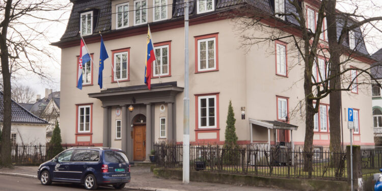 Embajada de Venezuela en Noruega es invadida y vandalizada