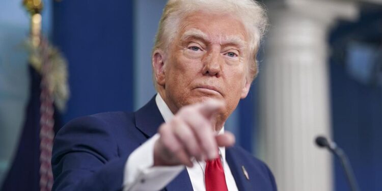 Trump culpa a piloto y políticas de diversidad por choque aéreo en Washington