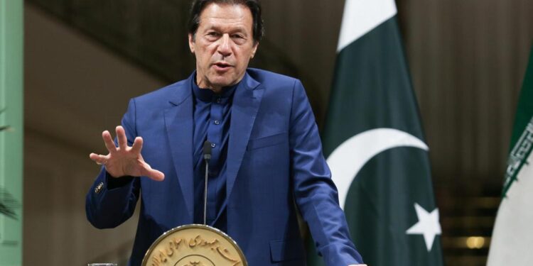 Ex primer ministro de Pakistán y su esposa enfrentan 14 años de prisión por corrupción 