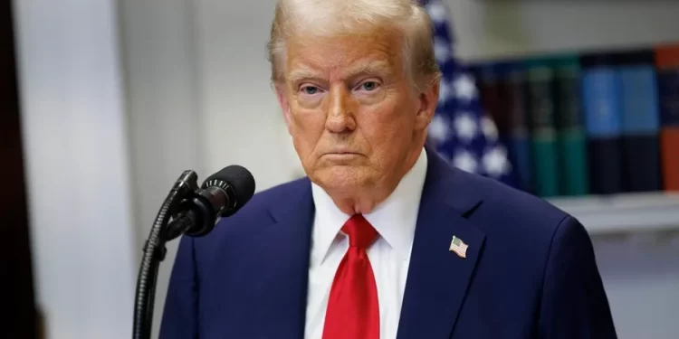 Trump ordena trasladar a reclusas trans a prisiones masculinas 