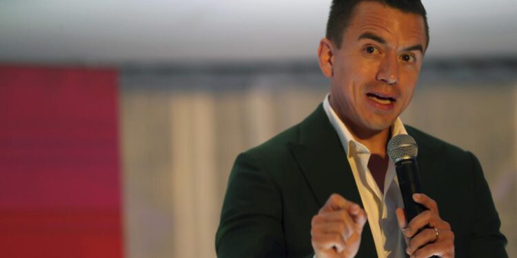 Noboa regresa a la presidencia de Ecuador tras asesinato de alcalde