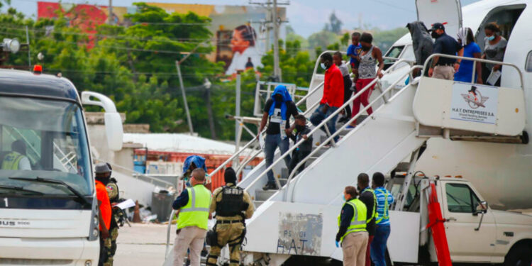 EE.UU. acelera las deportaciones con cifras récord