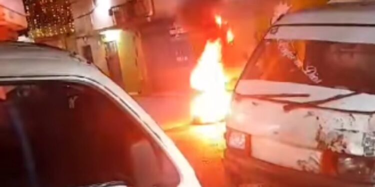 Queman neumáticos en Capotillo; denuncian favoritismo policial en Año Nuevo