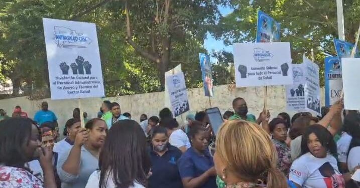 Gremios de salud exigen aumento salarial para personal excluido; advierten más protestas
