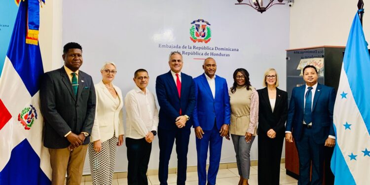Senador Julito Fulcar visita Embajada Dominicana en Honduras