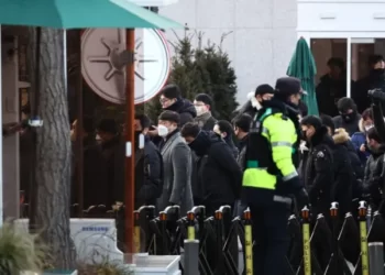 Suspenden intento de arrestar a presidente coreano tras enfrentamiento