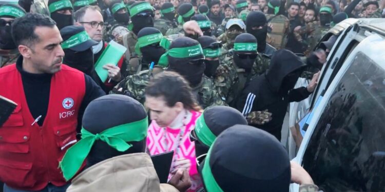 Israel libera a 90 prisioneros palestinos en el primer intercambio con Hamás