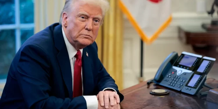 Juez federal evalúa bloquear orden de Trump contra ciudadanía por nacimiento