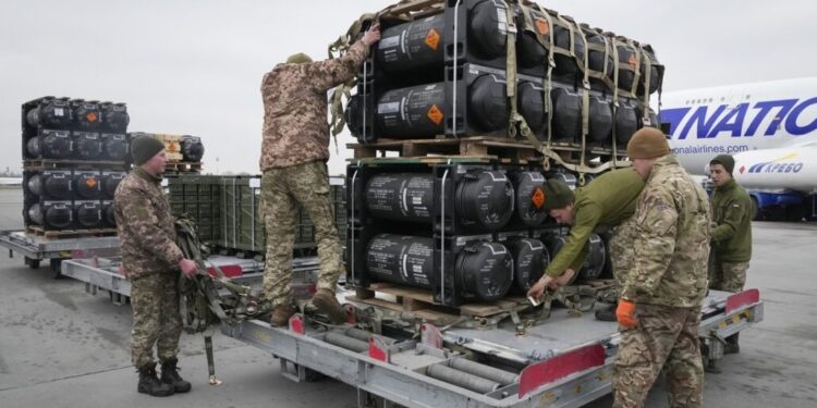 EE.UU. congela venta de armas a Ucrania