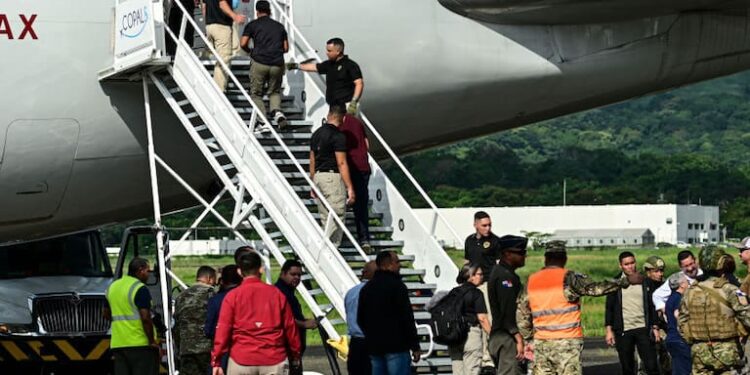 Panamá recibe primer vuelo con migrantes deportados de EE.UU.