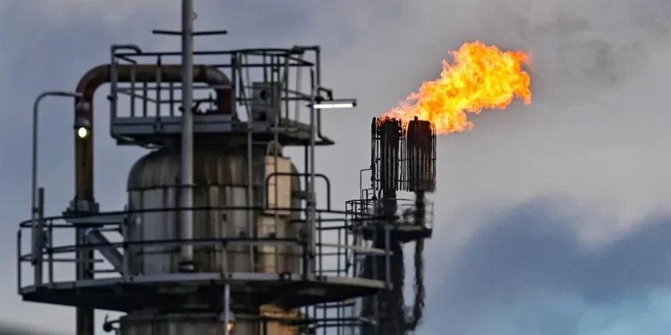 Francia endurece sanciones contra el petróleo ruso