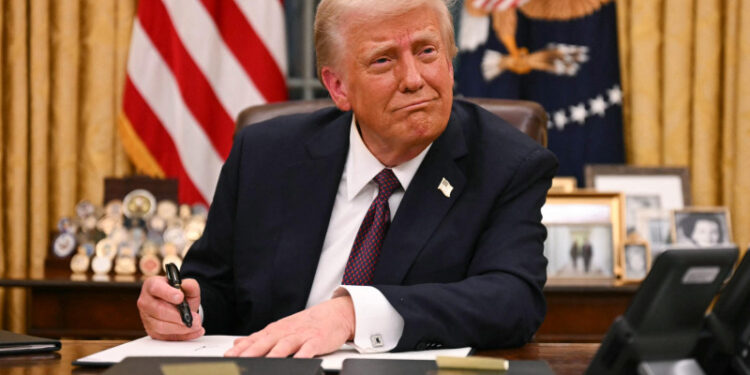 Trump redefine el acceso a la prensa en la Casa Blanca y desata polémica