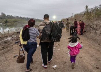 Gobierno de Trump suspende fondos para ayuda legal a menores migrantes
