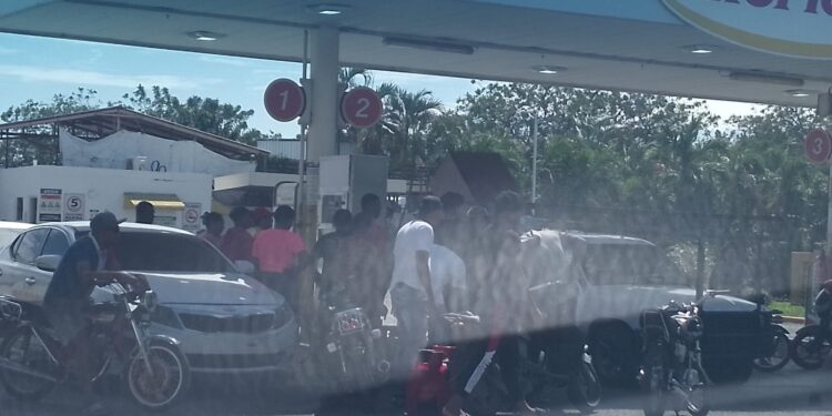 Cierre de envasadoras en San Cristóbal genera caos y largas filas