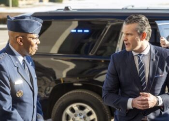 Jefe del Pentágono realiza su primer viaje oficial a la frontera con México