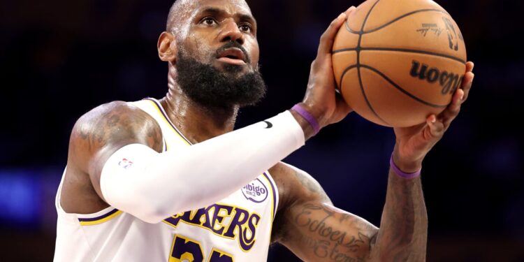 LeBron James alcanza los 50,000 puntos y sigue haciendo historia