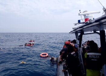 Rescatan a más de 40 turistas tras naufragio en Colombia