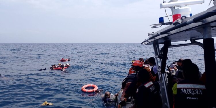 Rescatan a más de 40 turistas tras naufragio en Colombia
