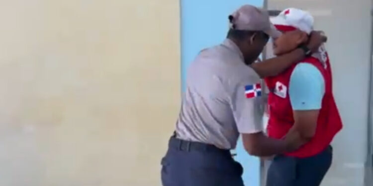 Policía usa pistola eléctrica contra directivo de Cruz Roja en hospital de Santiago