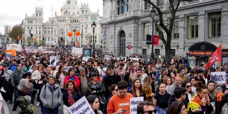 España protesta por crisis de vivienda y auge del turismo