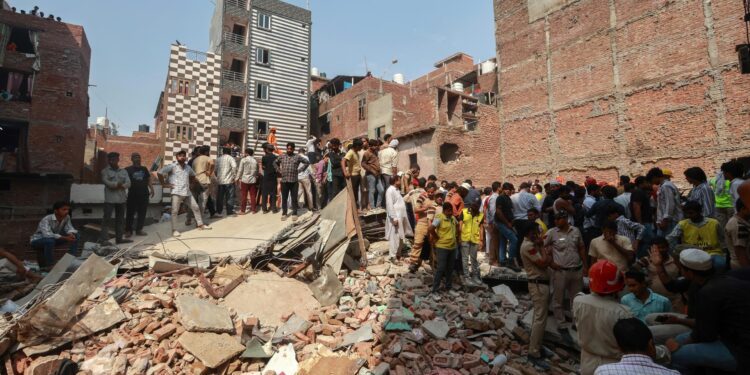 Derrumbe en India deja 11 muertos, incluidos tres niños