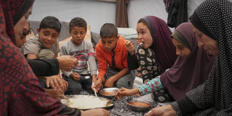Palestinos luchan por sobrevivir ante hambruna y bloqueo israelí