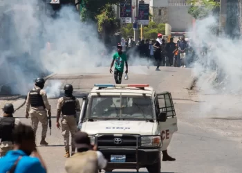 Policía y bandas armadas se enfrentan en Haití tras fuga de más de 500 reos