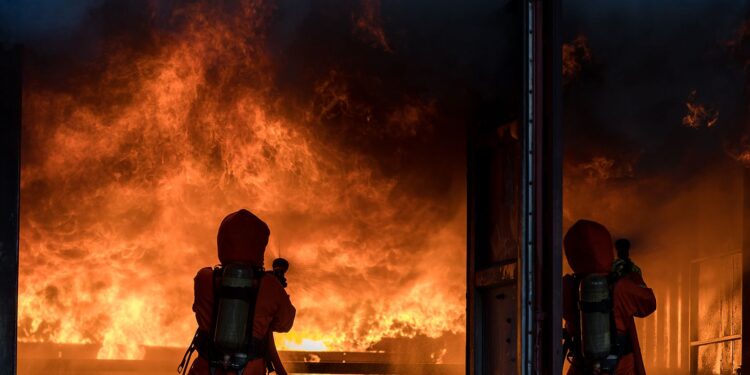 Incendio en residencia de ancianos deja 20 muertos en China