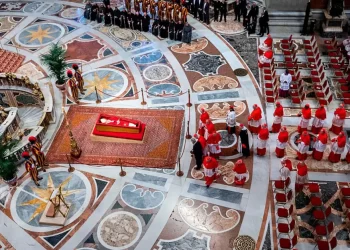 Más de 60,000 fieles despiden al papa Francisco en la capilla ardiente