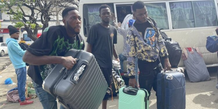 Haitianos desalojados en Mata Mosquito regresan a su país