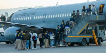 Chile expulsa a más de 30 migrantes por varios delitos, incluidos dominicanos