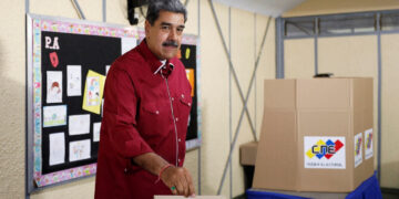 Maduro exige que “nadie meta sus narices” en la disputa con Guyana